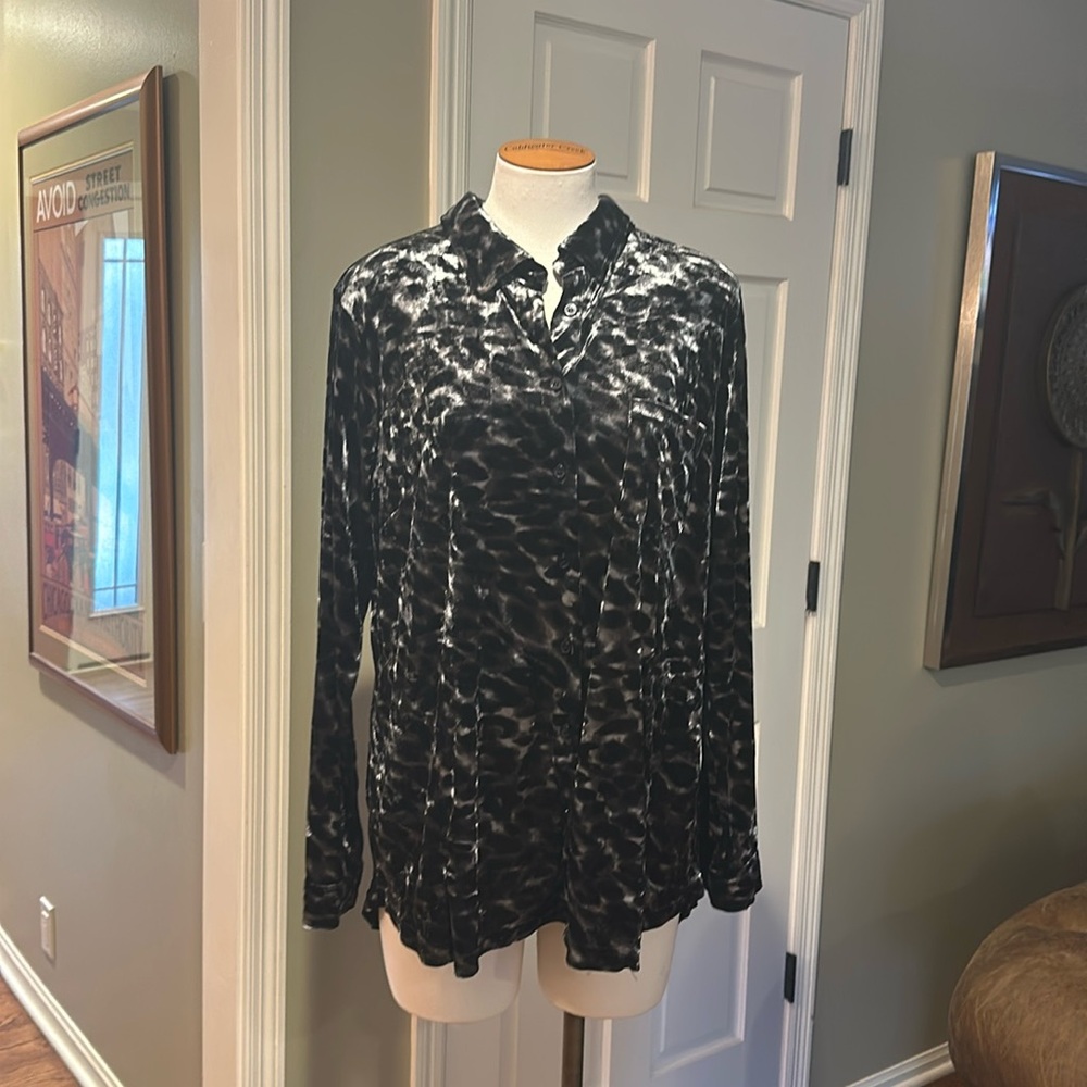 EUC Belle by Kim Gravel Black Silver animal Print Velvet Button Up Shirt sz L